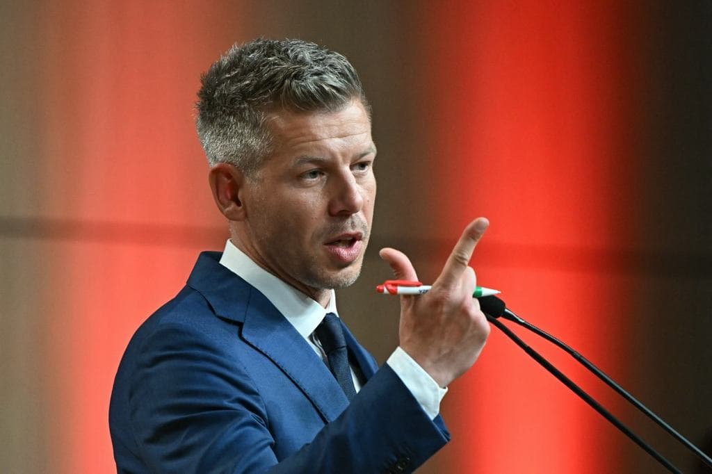 Egy hét se kellett, Magyar Péter máris beleállt az új közmédiába