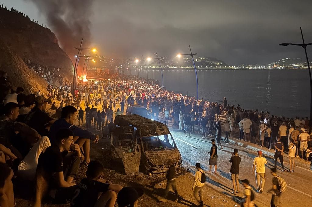 Elszabadult a pokol Ceutában: rendőrök és szélsőségesek is rátámadhattak a migránsokra