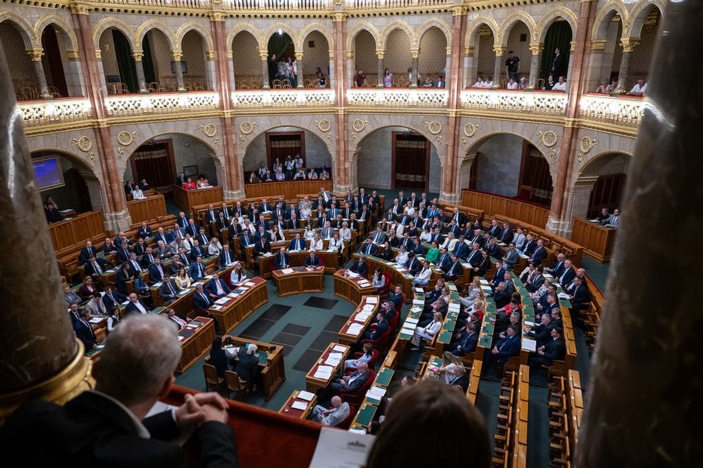 Drámai bejelentés: Magyar Péter az Országgyűlés leállítását javasolja
