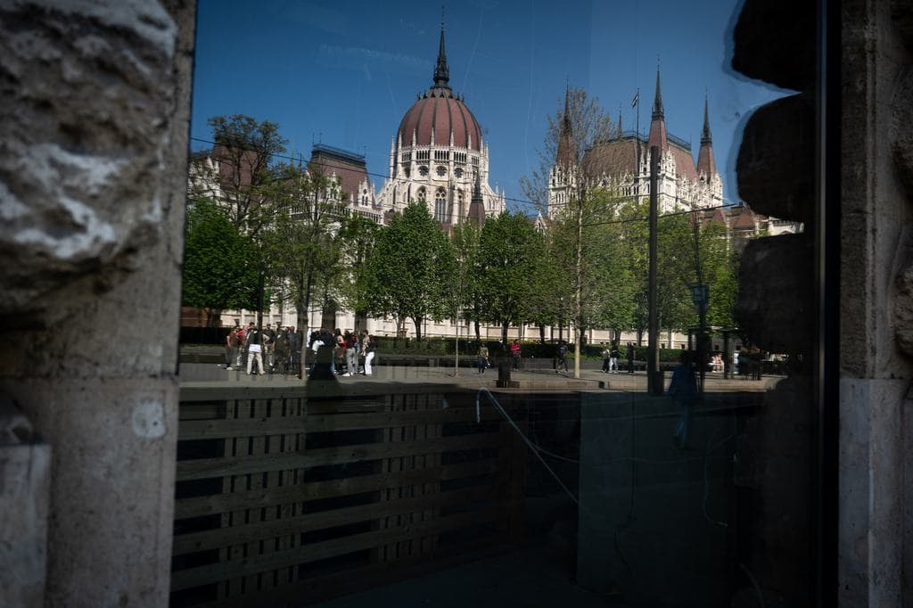 Nyomoz az ügyészség, mégis 200 millióval megemelték a Parlament körüli parkfenntartó szerződését