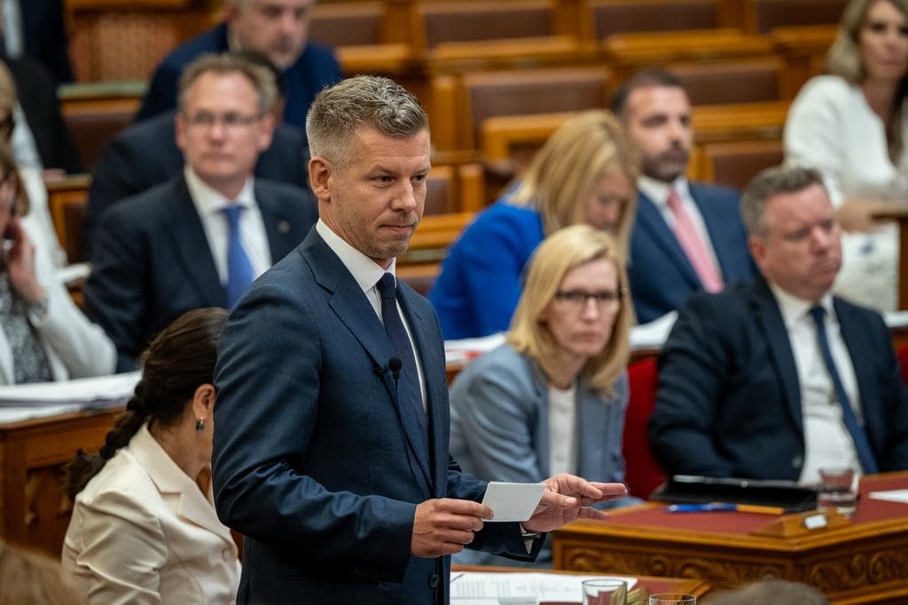 Elemző: Magyar Pétert az ultrák vihetik be az utcába, az abszolút parlament viszont marad