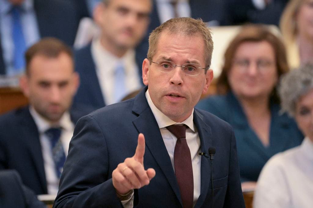 Ruff Bálint lépett: rendkívüli ülést kezdeményezett