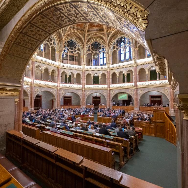 Sűrű nap vár a parlamentre, Magyar Péter nyitja az ülést, alkotmánybírót is választanak