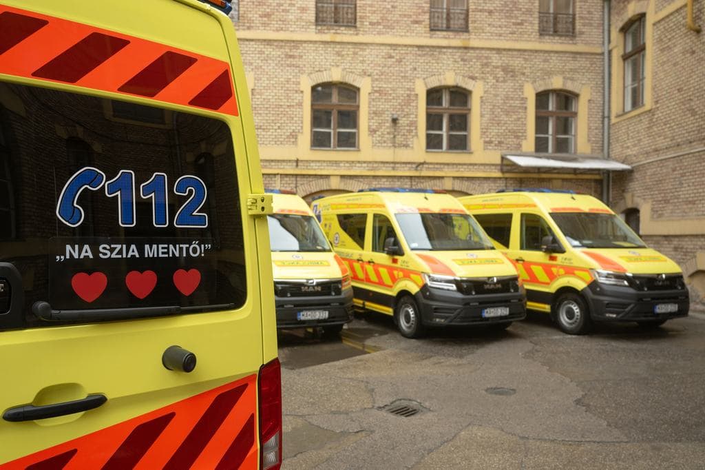 Kizuhant egy dolgozó a mentőszékház hetedik emeletéről