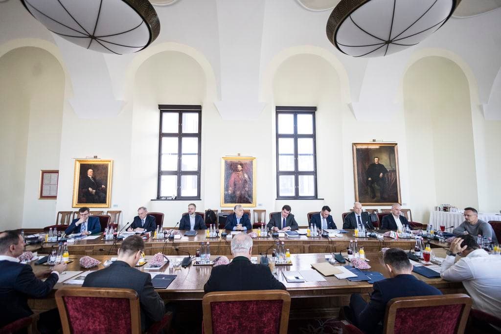 Törvénysértő módon osztogatott titokban a választások előtt az Orbán-kormány?