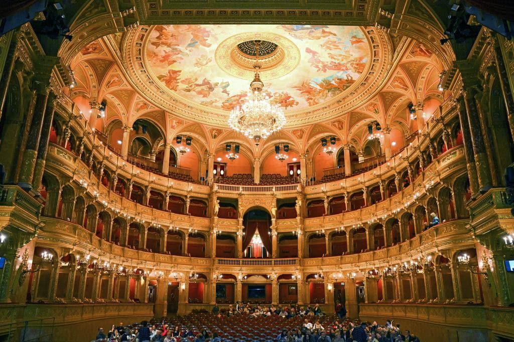 Az Opera falait is elérte a Tisztítótűz