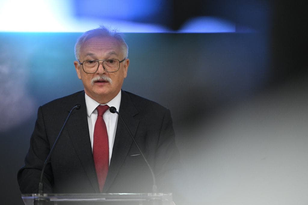 Riadót fújt a kormány az üzemanyagárak miatt, berendelték Hernádi Zsoltot