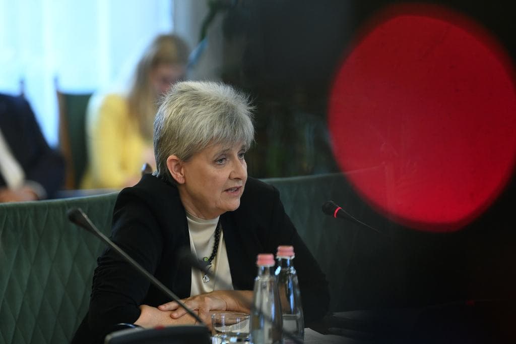 Novák Katalin egykori irodáját mutatta be az új miniszter: több a tároló a fürdőszobában, mint az irodában