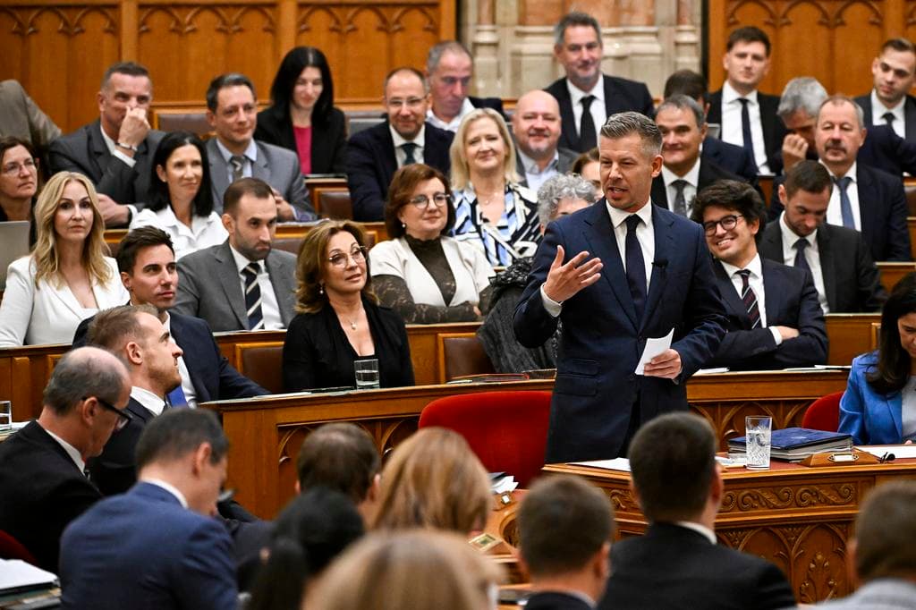 „Tovarisi konyec, ruszkik haza! ... Vajon meddig lesz olaj és gáz!?” – Egymásnak estek a kommentelők Magyar Péter oldalán, Moszkva máris választ ígér