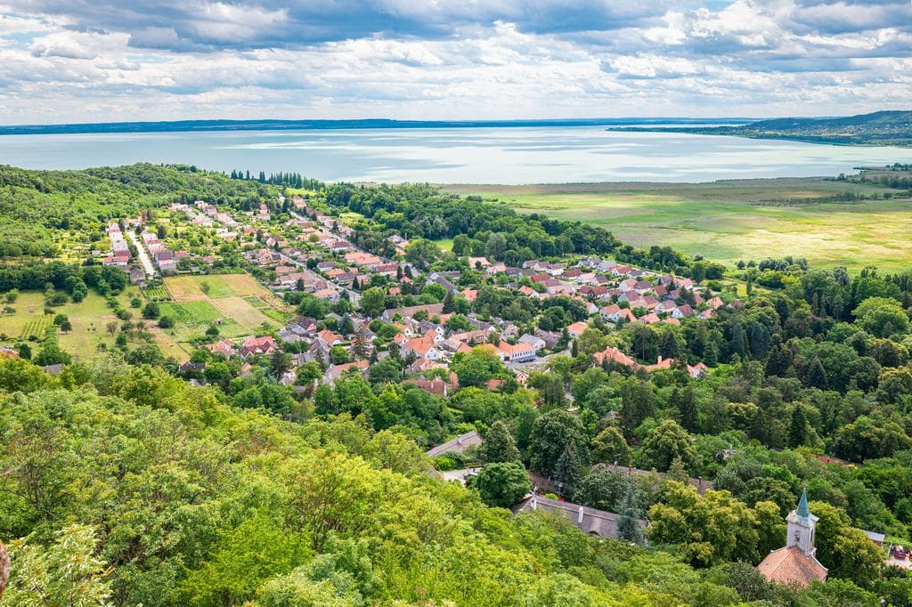 21 Kutatóközpont: az emberek szerint fel kell függeszteni a természetkárosító beruházásokat a Balatonnál, de jöhet az állami kisajátítás is