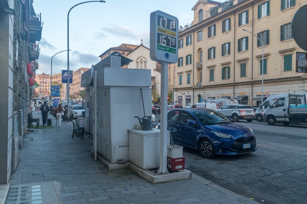 Átlépte a lélektani határt az üzemanyag ára – rendkívüli döntést hozott a kormány