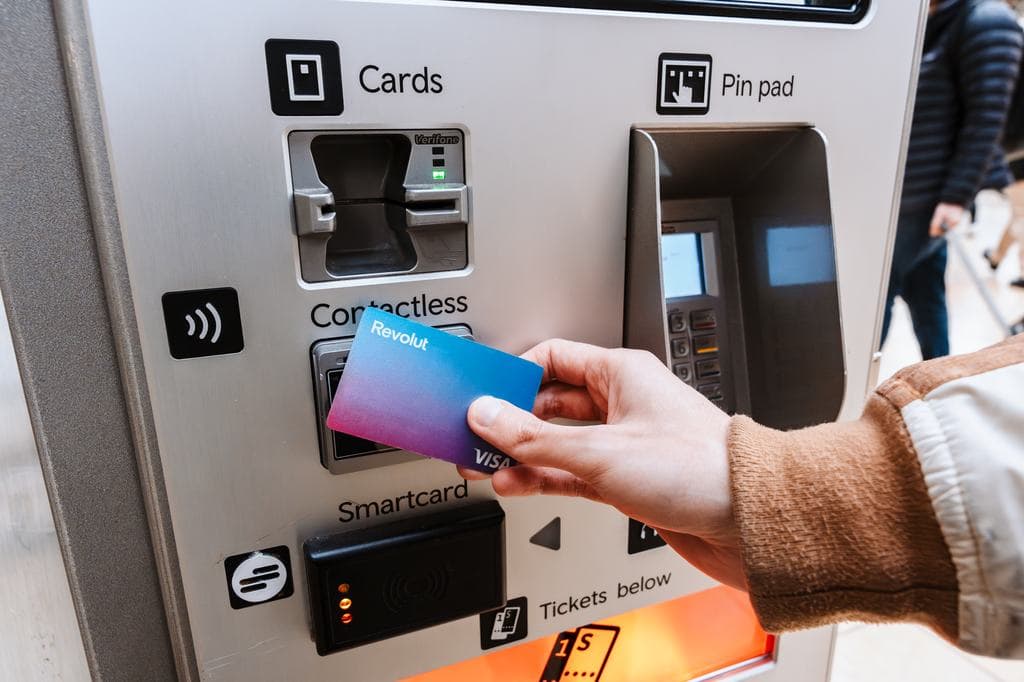 Jó hírt kaptak a nyugdíjasok: már a Revolutra is utal a MÁK