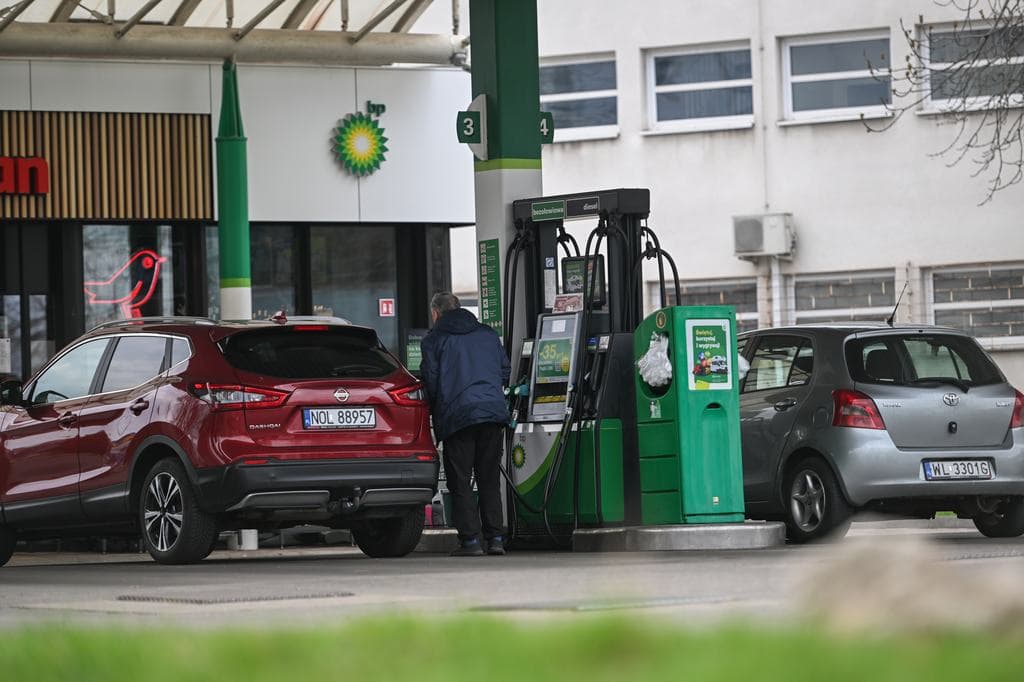 Váratlan fordulat jöhet: Magyar Péternek döntenie kell a benzinárakról