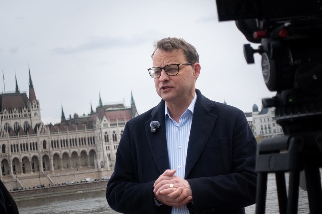 Szorul a hurok Orbán lengyel védence körül: bevonták a magyar papírjait