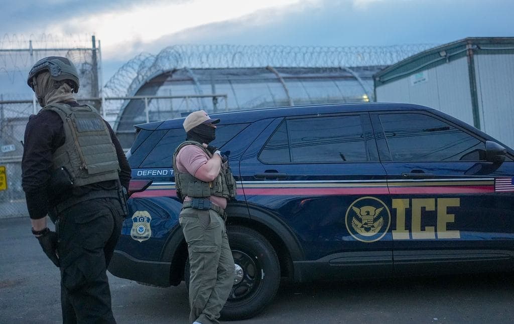 Trump szintet lépett: áramütést okozó kesztyűvel fenyíti az ICE a bevándorlókat