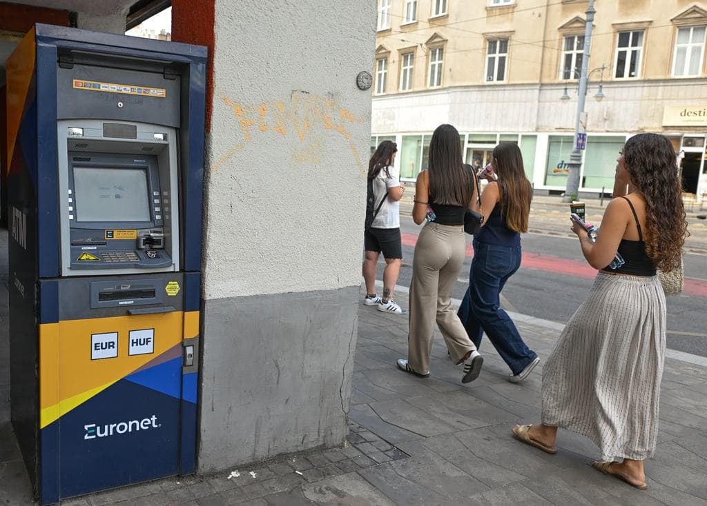 Meglepő dolgot művelnek a magyarok a forinttal: rekordösszegben menekítik a pénzüket