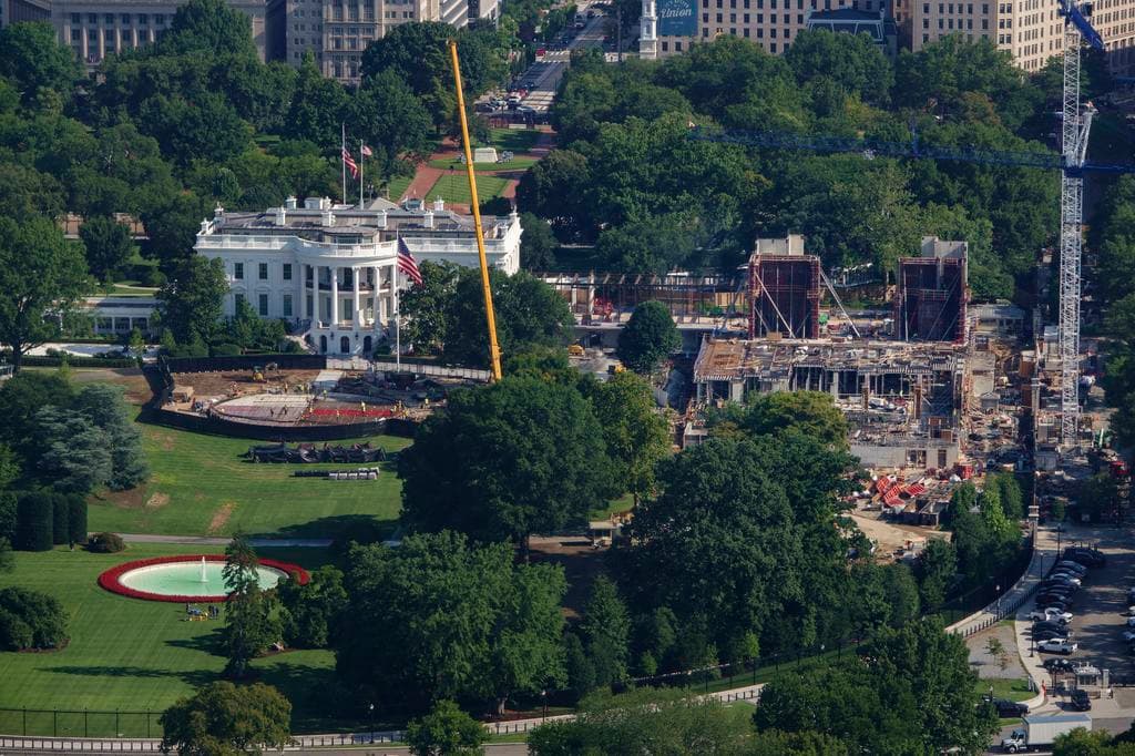 Trump-barát bírók hagyták jóvá, hogy az elnök tovább pusztíthasson a Fehér Házban