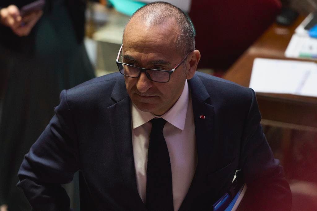 Beismerte a francia belügyminiszter: több várost is elfoglaltak a tüntetők, menekülnek a rendőrök – káosz felé robog Franciaország