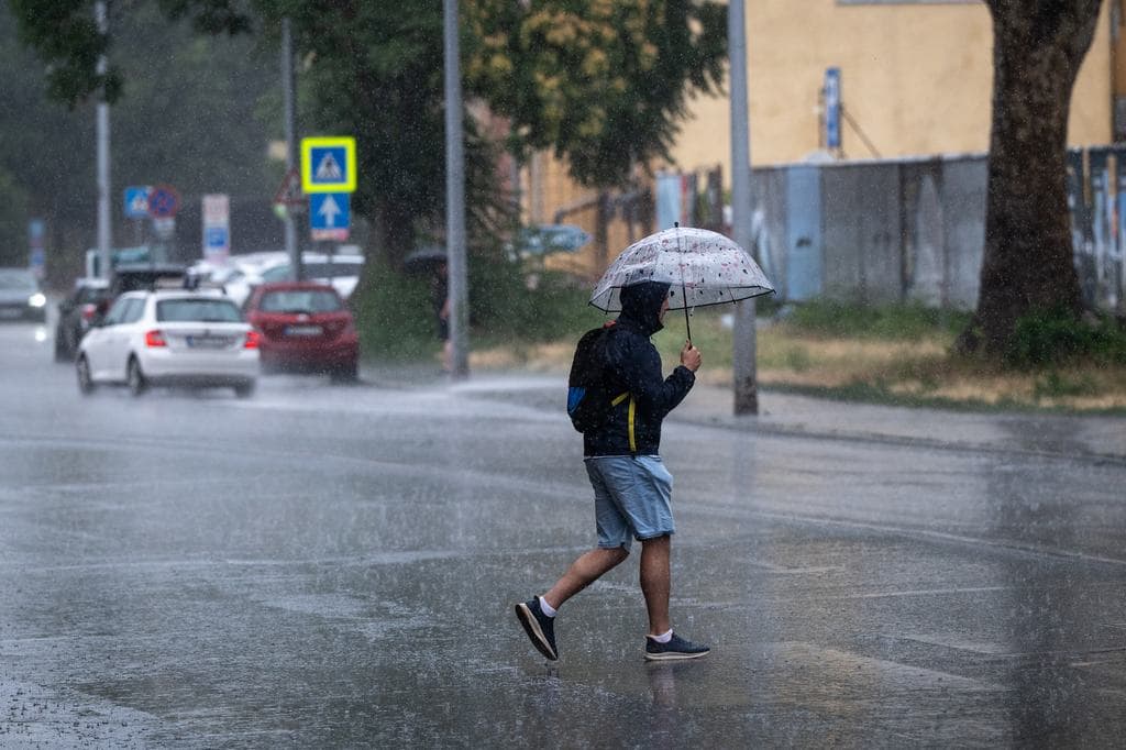 Kiadták a riasztást: heves zivatarok kíséretében érkezik a hidegfront