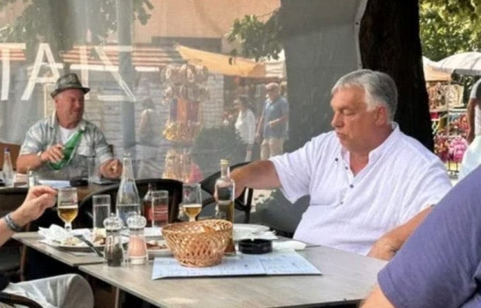 Előkerült Orbán Viktor: váratlan helyen kapták lencsevégre, azonnal köré gyűltek az emberek