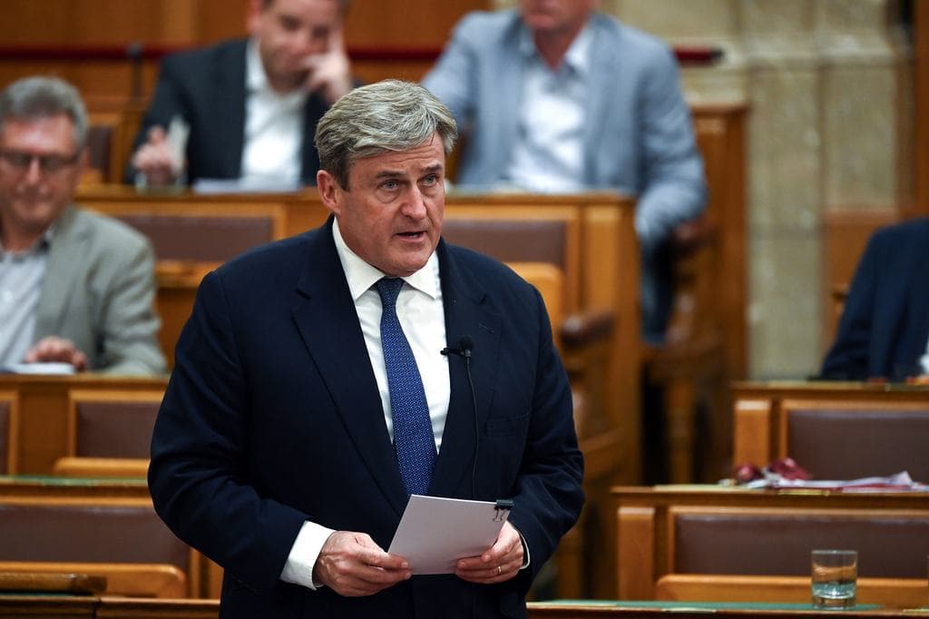 „Az állam pénzt adott egy cégnek, hogy megvásárolja az állam vagyonát”