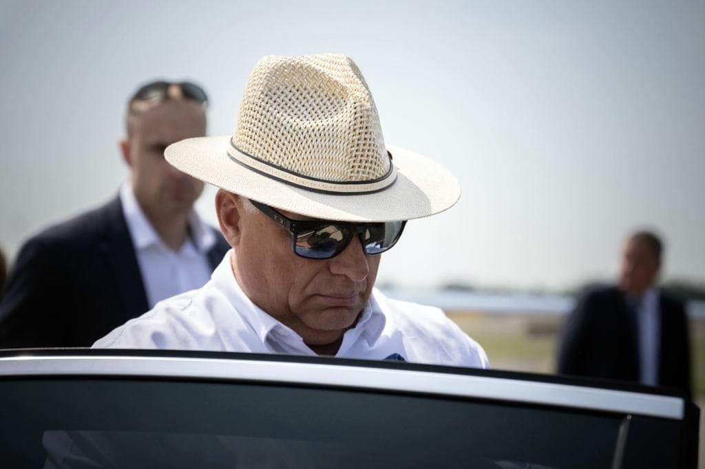 Horvát nyaralószigeten bukkant fel Orbán Viktor, Gáspár és Tiborcz is vele van