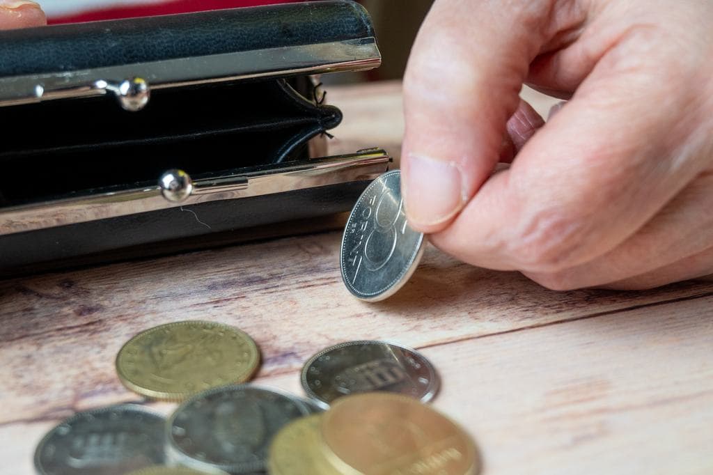 Milliókat csaltak ki gyanútlan nyugdíjasoktól: lecsapott az ügyészség az unokázós csalókra