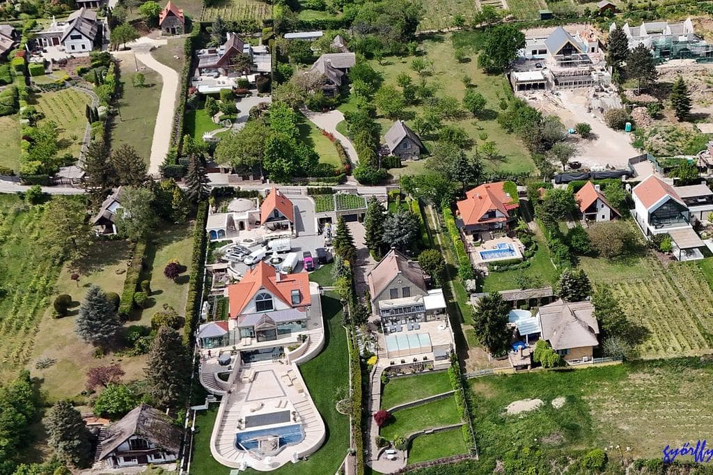 Csak duma volt a Tisza rendszerváltása? Mi lesz a NER-lovagok tihanyi luxusvilláival?