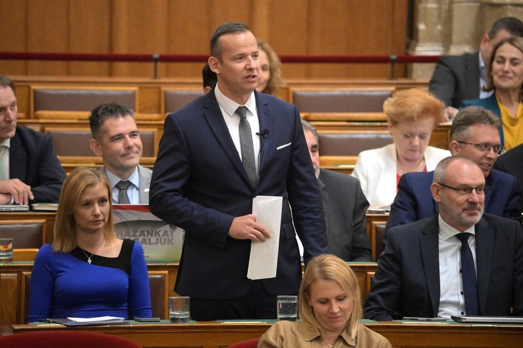 „Ne meneküljél gyáva, undorító féregként!” – Toroczkai nekiesett Magyar Péternek, elszabadultak az indulatok