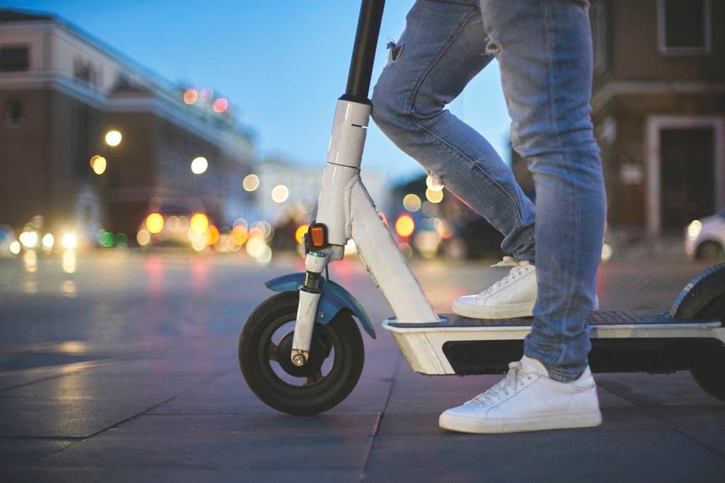Óriási a felháborodás: drasztikus tiltás jön az e-rollerekre, sokan már árulják a drága járművet