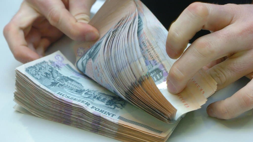 Reggelre megrogyott a forint: itt vannak a friss árfolyamok