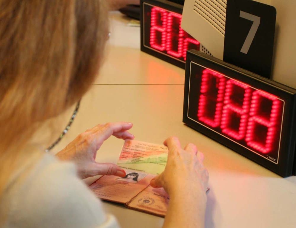 Az Országgyűlés pótolta a mulasztást, év végéig marad egy fontos könnyítés a személyiknél