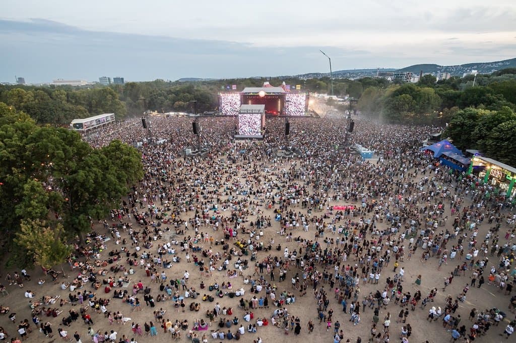 Szétfeszítette a Szigetet DJ Oti bulija: Vitézy Dávid elárulta, hogyan bírta a HÉV a tömegrohamot
