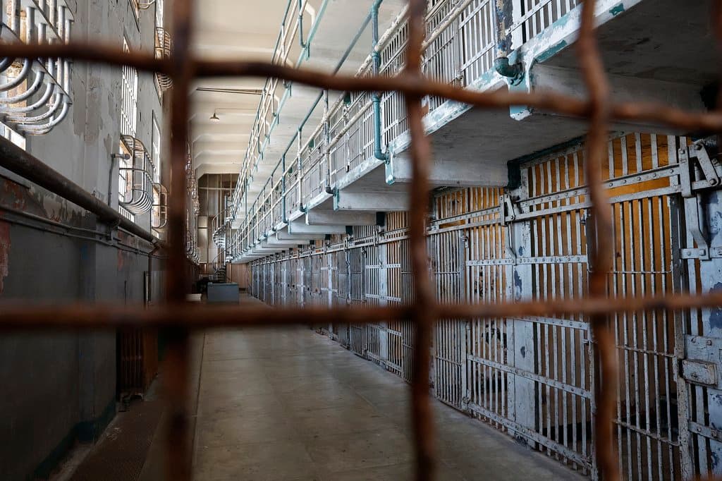 Döntöttek a Volánbusz-gyanúsítottakról: Jellinek hazamehet, Szivek marad a rács mögött