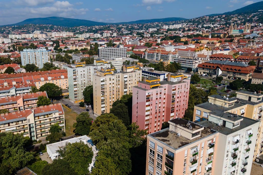 Bajban a pécsi önkormányzat: több száz millió forint veszett el a repülőjárat megszüntetése miatt