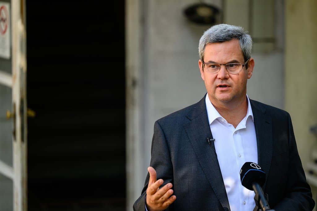 „Ne legyetek ostoba, agyatlan sakkbábuk” − Takács Péter sajátos stílusban üzent a „kedves felheccelt tiszásoknak”