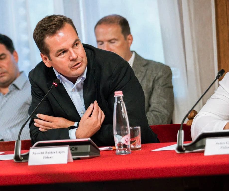 Németh Balázs: a Fidesz nélkül Magyar Péter csak a telefontöltők miatt könyörögne