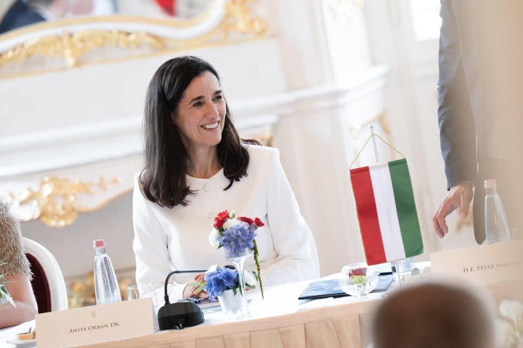Orbán Viktor emberei szétszedik Orbán Anitát, az alvás és a kávézás miatt megy a csörte