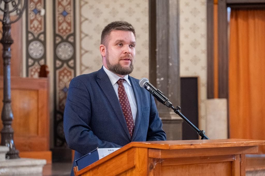 13 milliót fizettek egy ChatGPT-vel összehányt füzetért? Pintér Bence a rendőrséghez fordul