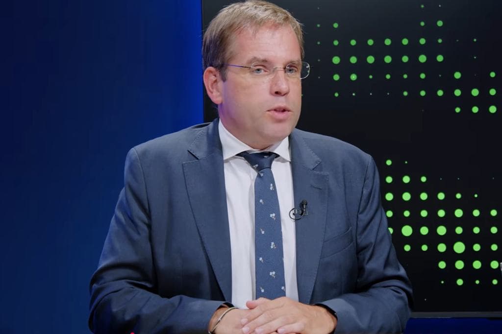 Ruff Bálint kiteregeti az Orbán-kormány titkos határozatait