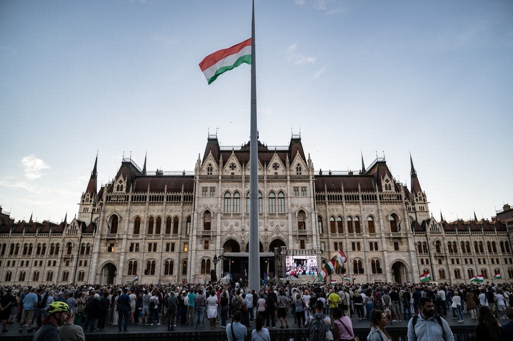 Orbán névnapjára tapsoltak a kormányellenes tüntetők, bár a Fidesz elnöke elhatárolódott