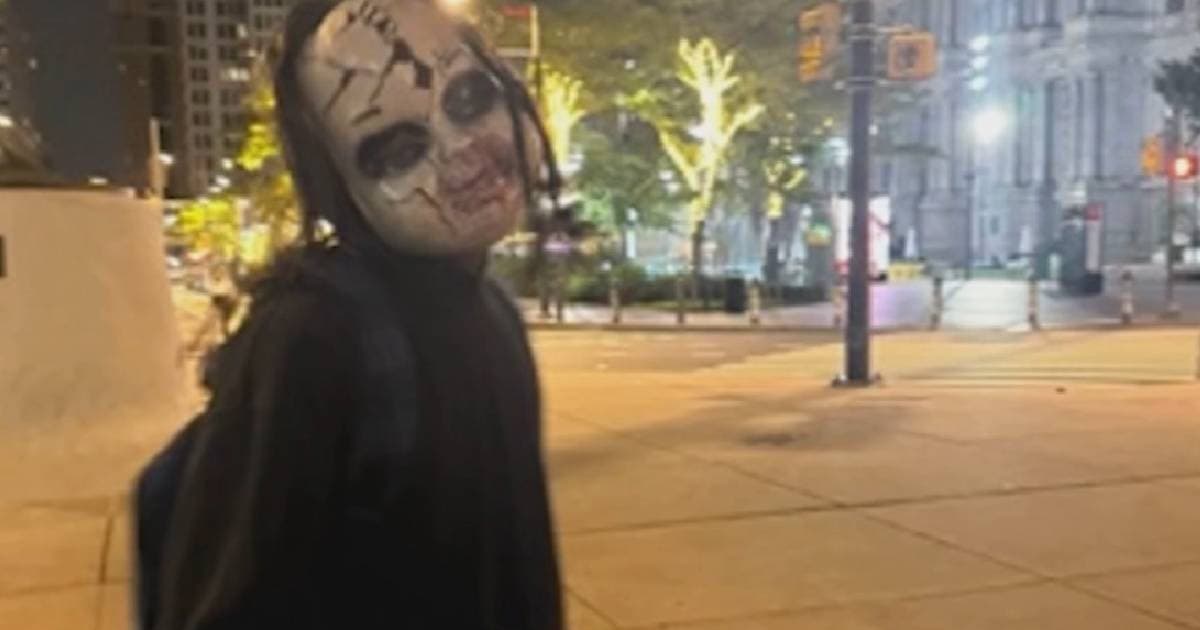 „Kész vagy meghalni?” – Chucky-maszkos férfi ijesztgeti az embereket Philadelphiában