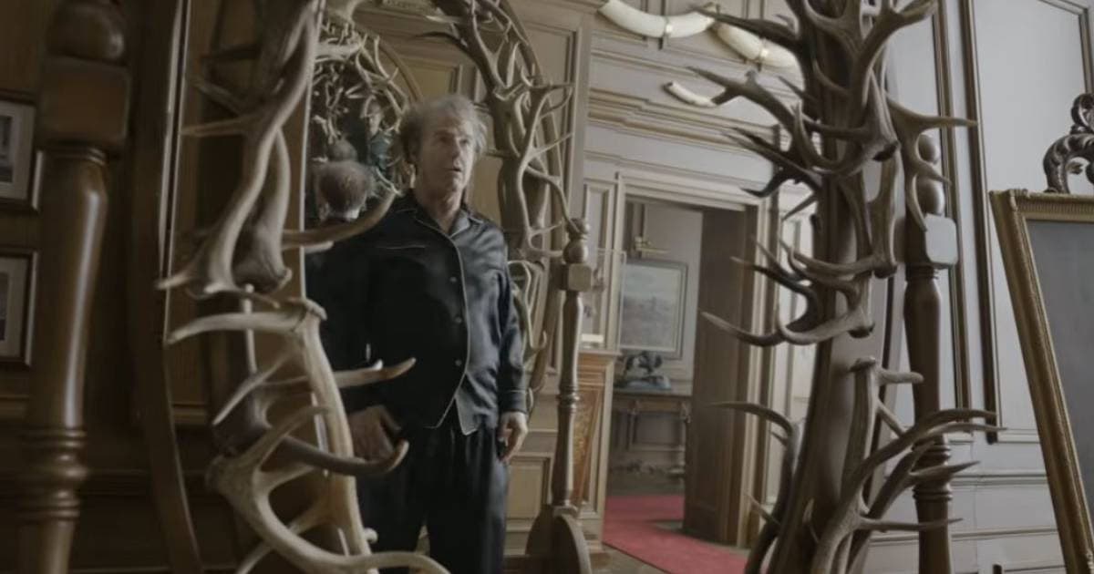 Rá sem ismerni Rékasi Károly hangjára a pocakot eresztett, akcentust váltott Tom Cruise-ként